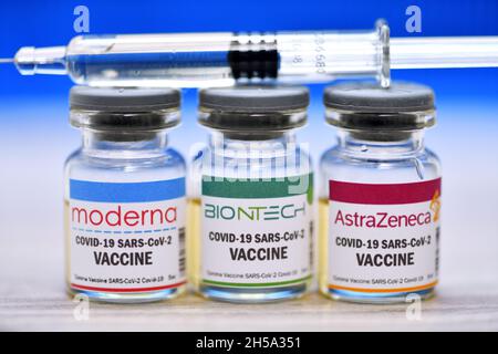 Corona-Impfstoffe mit Spritze, Symbolfoto Stock Photo