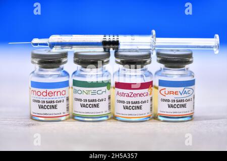 Corona-Impfstoffe mit Spritze, Symbolfoto Stock Photo