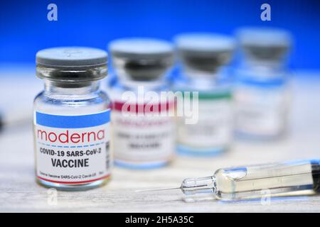 Corona-Impfstoff von Moderna mit Spritze, Symbolfoto Stock Photo