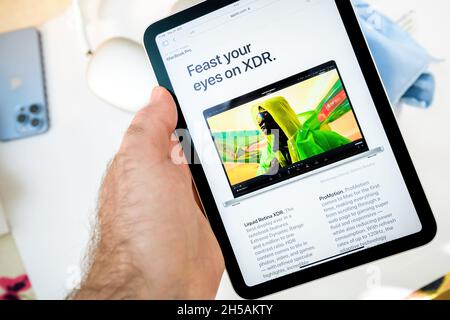 new Apple Computers ipad Mini 6th generation with internet browser safari page on the apple.com featuring MacBook pro laptop with M1 Pro and Mi Max Stock Photo