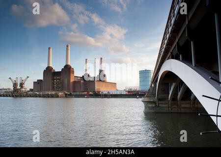 River Thames Battersea Power Station and Grosvenor Rail Bridge Stock Photo