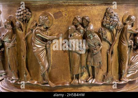 Lüttich, Liege, St. Barthélemy ( Sint-Bartolomeüskerk, Sankt Bartholomäus), Taufbecken von Reiner von Huy, Bronze, ca. 1107–1125 Stock Photo