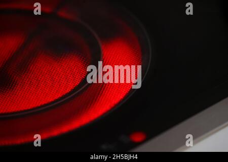 Kaufbeuren, Germany. 08th Nov, 2021. The glowing ceramic hob of a switched-on cooker. Households in Germany continue to pay comparatively much for electricity in a global comparison. Credit: Karl-Josef Hildenbrand/dpa/Alamy Live News Stock Photo