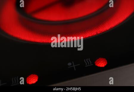 Kaufbeuren, Germany. 08th Nov, 2021. The glowing ceramic hob of a switched-on cooker. Households in Germany continue to pay comparatively much for electricity in a global comparison. Credit: Karl-Josef Hildenbrand/dpa/Alamy Live News Stock Photo