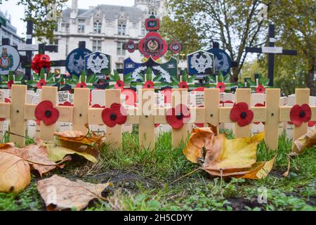 London, UK. 08th Nov, 2021. Crosses with poppies and tributes to members of the armed forces who lost their lives in service to their country are seen at the Westminster Abbey Field of Remembrance, which will officially open on Remembrance Day on November 11th. (Photo by Vuk Valcic/SOPA Images/Sipa USA) Credit: Sipa USA/Alamy Live News Stock Photo