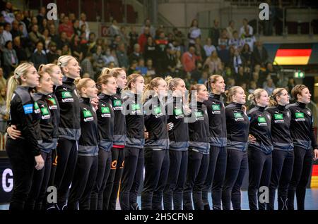 Dusseldorf, Deutschland. 07th Nov, 2021. Team GER during the anthem, team, handball day, women's Laenderspiel, friendly game, Germany (GER) - Russia (RUS) 28:27, on 07.11.2021 in Duesseldorf/Germany. Â Credit: dpa/Alamy Live News Stock Photo