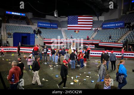 11052018 - Fort Wayne, Indiana, USA: Popcorn and garbage litters the floor after United States President Donald J. Trump campaigned for Indiana congressional candidates during a Make America Great Again! rally at the Allen County War Memorial Coliseum in Fort Wayne, Indiana. Stock Photo