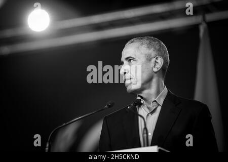 Glasgow, Scotland, UK. Barack Obama, former President of the United States of America, speaks at the 26th United Nations Climate Change Conference, known as COP26, in Glasgow, Scotland, UK, on 8 November 2021. Photo:Jeremy Sutton-Hibbert/Alamy Live News. Stock Photo