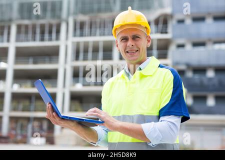 Builder talking about work at the laptop Stock Photo