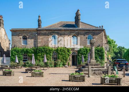 Boar's Head Hotel, view in summer of the Boar's Head Hotel, a popular old coaching house pub and hotel in the village of Ripley, North Yorkshire,UK Stock Photo