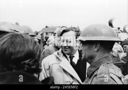 Director LESLIE NORMAN and JOHN MILLS on set location candid in Rye, East Sussex England during filming of DUNKIRK 1958 director LESLIE NORMAN music Malcolm Arnold producer Michael Balcon Ealing Studios / Metro Goldwyn Mayer Stock Photo