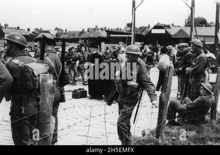 JOHN MILLS on set location candid in Rye, East Sussex England during filming of DUNKIRK 1958 director LESLIE NORMAN music Malcolm Arnold producer Michael Balcon Ealing Studios / Metro Goldwyn Mayer Stock Photo