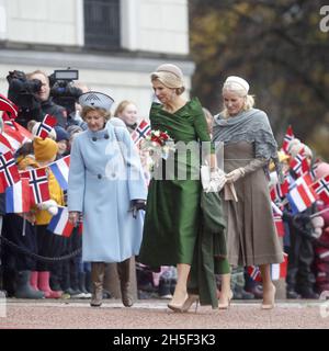 Queen Sonja and Crown Princess Mette-Marit with Queen Maxima of the Netherlands during the official welcome ceremony at Slottsplassen in Oslo, Norway, on November 9, 2021. Dutch royals start a 3-day state visit to Norway. Photo by Marius Gulliksrud/Stella Pictures/ABACAPRESS.COM Stock Photo