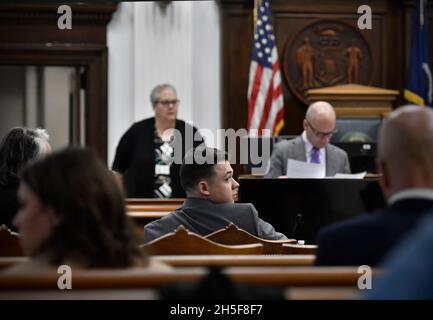 Kenosha, Wisconsin, USA. 9th Nov, 2021. Kyle Rittenhouse, center, waits for the day's proceedings to begin at the Kenosha County Courthouse in Kenosha, Wis., on Tuesday, Nov. 9, 2021. (Credit Image: © Sean Krajacic/The Kenosha News-POOL via ZUMA Press Wire) Stock Photo