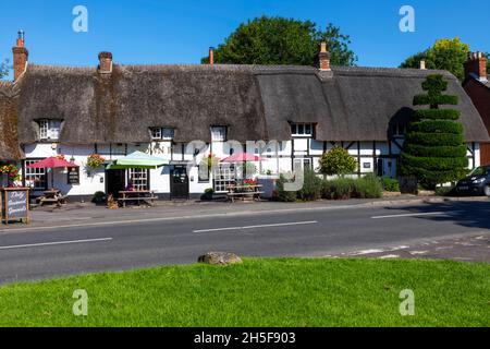 England, Hampshire, Test Valley, Stockbridge, King's Somborne, The Crown Inn Traditional Thatched Country Pub and Empty Road Stock Photo