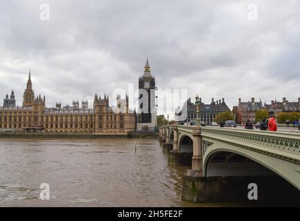 London, UK. 9th November 2021. Houses of Parliament, Westminster Bridge and Big Ben on an overcast day. Credit: Vuk Valcic / Alamy Live News Stock Photo