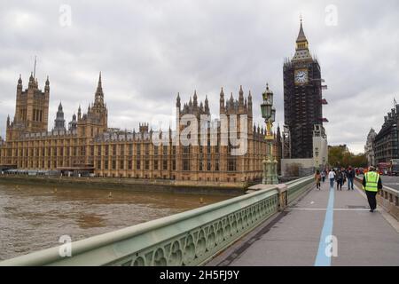Houses of Parliament, Westminster Bridge and Big Ben on an overcast day. London, UK. 9th November 2021. Stock Photo