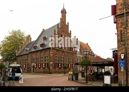 Hanseatic splendor also in Doesburg. Town Hall of the Hanseatic city of Doesburg, Netherlands. On the right, the outdoor terrace of the oldest inn in the Netherlands, the Stadsbierhuis from 1478 Stock Photo