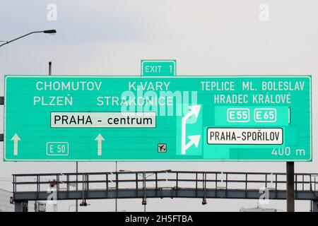 Autobahnschild Richtung Prag, der Hauptstadt Tschechiens. Stock Photo