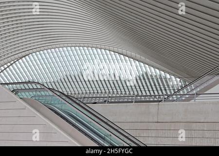 Leere Rolltreppe des Bahnhofs Bahnhof Liège-Guillemins, Lüttich, Belgien. Im Hintergrund die abstrakte, grafische Struktur mit Streben und Fenstern. Stock Photo