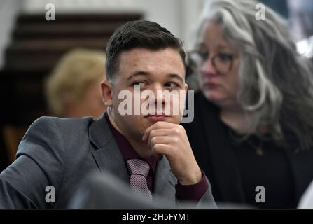 Kenosha, Wisconsin, USA. 9th Nov, 2021. Kyle Rittenhouse sits with his attorneys after a lunch break and waits for proceedings to start at the Kenosha County Courthouse in Kenosha, Wis., on Tuesday, Nov. 9, 2021. (Credit Image: © Sean Krajacic/The Kenosha News-POOL via ZUMA Press Wire) Stock Photo