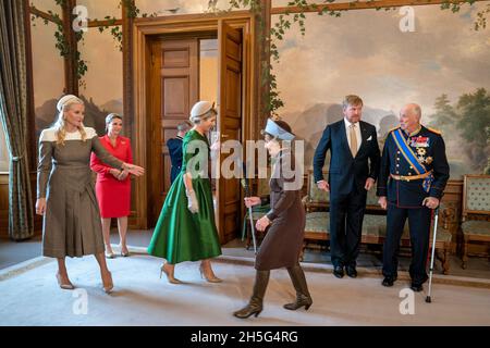 Oslo, Norway. 09th Nov, 2021. Oslo 20211109.Left to right: Crown Princess Mette-Marit, Princess Märtha Louise, Queen Máxima, Queen Sonja, King Willem-Alexander and King Harald at the Palace at the beginning of the state visit of the Dutch royal couple. Photo: Heiko Junge / NTB / POOL Credit: NTB Scanpix/Alamy Live News Stock Photo
