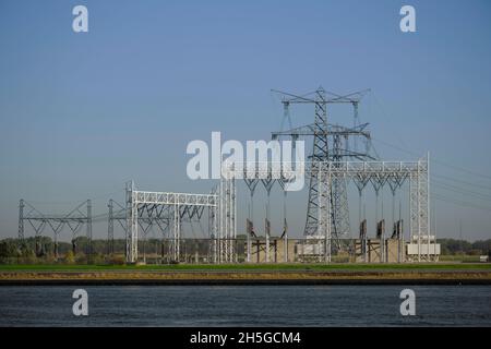 High power electricity poles in urban area connected to smart grid. Energy supply, distribution of energy, transmitting energy, energy transmission, h Stock Photo