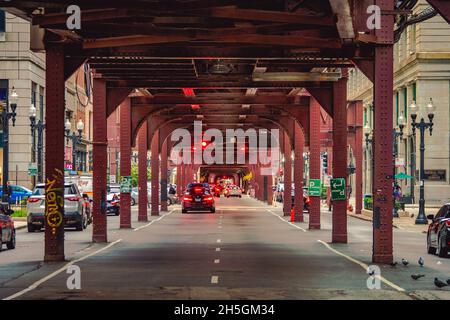 Underneath the 'L', Chicago's rapid transit system, which transports people on elevated tracks thoughout the metropolis area of Chicago, IL, USA Stock Photo