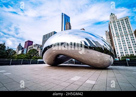 Nobody around Sir Anish Kapoor's sculpture Cloud Gate, nicknamed The Bean, in front of the skyline of Chicago, IL, USA Stock Photo