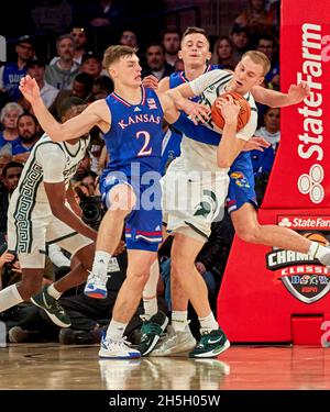 New York, New York, USA. 9th Nov, 2021. Kansas Jayhawks guard Christian Braun (2) and Michigan State Spartans forward Joey Hauser (10) battle for a loose ball in the second half during the Champions Classic at Madison Square Garden in New York City. Kansas defeated Michigan State 87-74. Duncan Williams/CSM/Alamy Live News Stock Photo