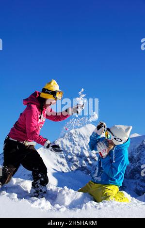 FRANCE, SAVOY ( 73 ), SAINTE FOY SKI RESORT, TEENS PLAYING WITH SNOW Stock Photo