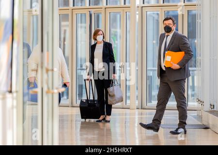 Duesseldorf, Germany. 10th Nov, 2021. Yvonne Gebauer (FDP), comes to the committee for schools and education in the state parliament. Credit: Rolf Vennenbernd/dpa/Alamy Live News Stock Photo