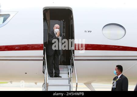 Phnom Penh, Cambodia. 10th Nov, 2021. Cambodian King Norodom Sihamoni gestures before boarding in Phnom Penh, Cambodia, on Nov. 10, 2021. Sihamoni on Wednesday left here for the French capital Paris to attend the 41st General Conference of UNESCO on the occasion of its 75th anniversary, which will be held on Nov. 10-14. Credit: Ly Lay/Xinhua/Alamy Live News Stock Photo