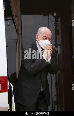 Phnom Penh, Cambodia. 10th Nov, 2021. Cambodian King Norodom Sihamoni gestures before boarding in Phnom Penh, Cambodia, on Nov. 10, 2021. Sihamoni on Wednesday left here for the French capital Paris to attend the 41st General Conference of UNESCO on the occasion of its 75th anniversary, which will be held on Nov. 10-14. Credit: Ly Lay/Xinhua/Alamy Live News Stock Photo