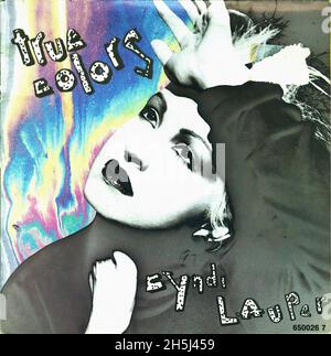 Vintage single record cover - Lauper, Cyndi - True Colors - NL - 1986 Stock Photo