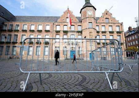 Duesseldorf, Germany. 10th Nov, 2021. Barrier fences stand during set-up work for the carnival kick-off under Corona conditions on 11.11. on the market square. Thursday is the traditional start of the fifth season in the carnival strongholds. Credit: Federico Gambarini/dpa/Alamy Live News Stock Photo