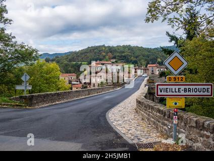 Pont de Vieille-Brioude with Vieille-Brioude village on the far side Stock Photo