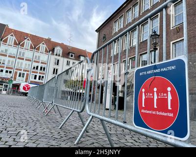Duesseldorf, Germany. 10th Nov, 2021. Barrier fence at the Düsseldorf town hall, where the traditional Hoppeditzerwachen is celebrated on 11/11. Only spectators who fall under the 2G rule are admitted. Credit: Oliver Auster/dpa/Alamy Live News Stock Photo