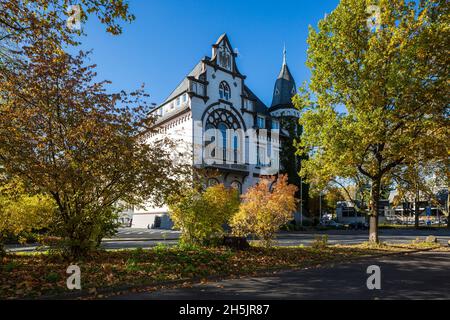 Germany, Haan, Bergisches Land, Niederbergisches Land, Niederberg, Rhineland, North Rhine-Westphalia, NRW, city hall Haan, historicism, autumnal trees, autumn colouring Stock Photo