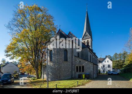 Germany, Haan, Bergisches Land, Niederbergisches Land, Niederberg, Rhineland, North Rhine-Westphalia, NRW, Haan-Gruiten, historic village Gruiten, trees, autumnal, catholic church Saint Nikolaus, succursal church, neo-Romanesque Stock Photo