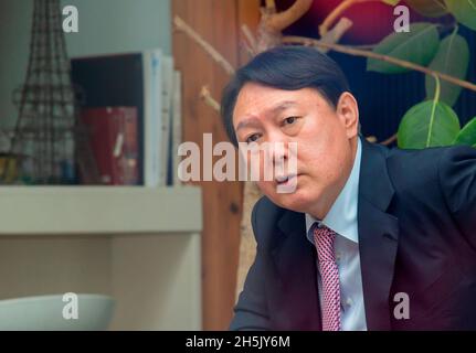 Yoon Seok-Youl, Nov 6, 2021 : The presidential nominee of the main opposition People Power Party (PPP) Yoon Seok-Youl attends a luncheon meeting with leader of the PPP Lee Jun-Seok (not in photo) in Seoul, South Korea. President Moon Jae-In selected Yoon in July 2019 to lead the national prosecution service but Yoon later clashed with president Moon government's justice ministers over a prosecution reform drive which was one of Moon's major presidential election pledges. Yoon stepped down as prosecutor general in early March 2021 and he joined the main opposition party later. South Korea's pre Stock Photo