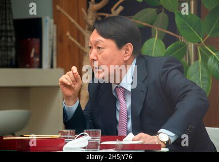 Yoon Seok-Youl, Nov 6, 2021 : The presidential nominee of the main opposition People Power Party (PPP) Yoon Seok-Youl attends a luncheon meeting with leader of the PPP Lee Jun-Seok (not in photo) in Seoul, South Korea. President Moon Jae-In selected Yoon in July 2019 to lead the national prosecution service but Yoon later clashed with president Moon government's justice ministers over a prosecution reform drive which was one of Moon's major presidential election pledges. Yoon stepped down as prosecutor general in early March 2021 and he joined the main opposition party later. South Korea's pre Stock Photo