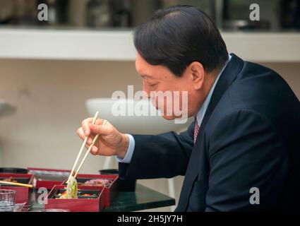 Yoon Seok-Youl, Nov 6, 2021 : The presidential nominee of the main opposition People Power Party (PPP) Yoon Seok-Youl attends a luncheon meeting with leader of the PPP Lee Jun-Seok (not in photo) in Seoul, South Korea. President Moon Jae-In selected Yoon in July 2019 to lead the national prosecution service but Yoon later clashed with president Moon government's justice ministers over a prosecution reform drive which was one of Moon's major presidential election pledges. Yoon stepped down as prosecutor general in early March 2021 and he joined the main opposition party later. South Korea's pre Stock Photo