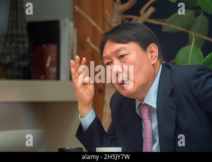 Yoon Seok-Youl, Nov 6, 2021 : The presidential nominee of the main opposition People Power Party (PPP) Yoon Seok-Youl attends a luncheon meeting with leader of the PPP Lee Jun-Seok (not in photo) in Seoul, South Korea. President Moon Jae-In selected Yoon in July 2019 to lead the national prosecution service but Yoon later clashed with president Moon government's justice ministers over a prosecution reform drive which was one of Moon's major presidential election pledges. Yoon stepped down as prosecutor general in early March 2021 and he joined the main opposition party later. South Korea's pre Stock Photo