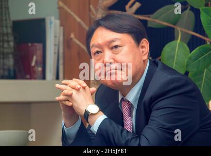 Yoon Seok-Youl, Nov 6, 2021 : The presidential nominee of the main opposition People Power Party (PPP) Yoon Seok-Youl attends a luncheon meeting with leader of the PPP Lee Jun-Seok (not in photo) in Seoul, South Korea. President Moon Jae-In selected Yoon in July 2019 to lead the national prosecution service but Yoon later clashed with president Moon government's justice ministers over a prosecution reform drive which was one of Moon's major presidential election pledges. Yoon stepped down as prosecutor general in early March 2021 and he joined the main opposition party later. South Korea's pre Stock Photo