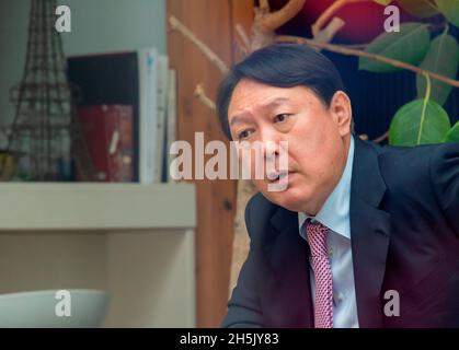 Yoon Seok-Youl, Nov 6, 2021 : The presidential nominee of the main opposition People Power Party (PPP) Yoon Seok-Youl attends a luncheon meeting with leader of the PPP Lee Jun-Seok (not in photo) in Seoul, South Korea. President Moon Jae-In selected Yoon in July 2019 to lead the national prosecution service but Yoon later clashed with president Moon government's justice ministers over a prosecution reform drive which was one of Moon's major presidential election pledges. Yoon stepped down as prosecutor general in early March 2021 and he joined the main opposition party later. South Korea's pre Stock Photo