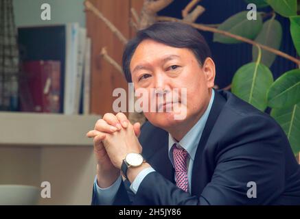 Yoon Seok-Youl, Nov 6, 2021 : The presidential nominee of the main opposition People Power Party (PPP) Yoon Seok-Youl attends a luncheon meeting with leader of the PPP Lee Jun-Seok (not in photo) in Seoul, South Korea. President Moon Jae-In selected Yoon in July 2019 to lead the national prosecution service but Yoon later clashed with president Moon government's justice ministers over a prosecution reform drive which was one of Moon's major presidential election pledges. Yoon stepped down as prosecutor general in early March 2021 and he joined the main opposition party later. South Korea's pre Stock Photo