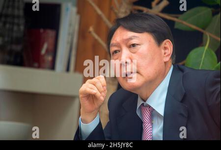 Yoon Seok-Youl, Nov 6, 2021 : The presidential nominee of the main opposition People Power Party (PPP) Yoon Seok-Youl attends a luncheon meeting with leader of the PPP Lee Jun-Seok (not in photo) in Seoul, South Korea. President Moon Jae-In selected Yoon in July 2019 to lead the national prosecution service but Yoon later clashed with president Moon government's justice ministers over a prosecution reform drive which was one of Moon's major presidential election pledges. Yoon stepped down as prosecutor general in early March 2021 and he joined the main opposition party later. South Korea's pre Stock Photo