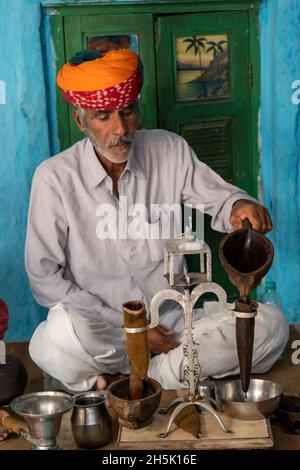 INDIA RAJASTHAN Opium ceremony in a Bishnoi village near Jodhour Stock ...