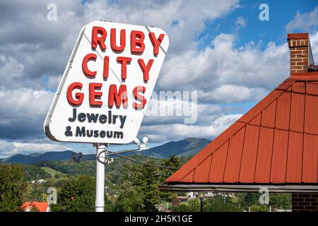 Ruby City Gems in downtown Franklin, North Carolina, features a collection of gems, minerals, fossils, Native American, and pre-Columbian artifacts. Stock Photo